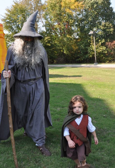 Gandalf and Frodo in the Shire. Hobbit Costume, Anime Festival, Baby Kostüm, Homemade Costumes, Halloween Costume Contest, Toddler Halloween Costumes, Toddler Costumes, Toddler Halloween, Fantasias Halloween