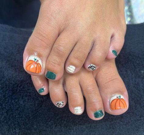 Pumpkin Pedicure Design, Thanksgiving Pedicure Ideas Toes, Pumpkin Pedicure, Fall Pedicure Designs, Toe Nail Designs For Fall, Fall Toe Nails, Fall Pedicure, Fall Toes, Pumpkin Nails