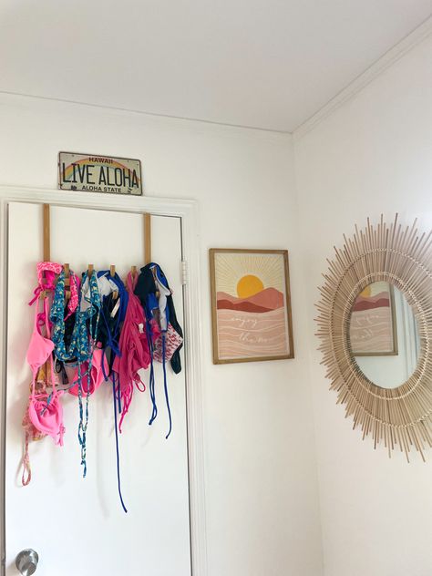 Summer Room Vibes, Cute Bedroom Ideas Beachy, Room Ideas Aesthetic Beachy Boho, Summer Rooms Ideas, Room Inspiration Bedroom Beach, Room Ideas Aesthetic Beach Vibe, Beachy Wall Decor Ideas, Cute Beach Room Decor, Boho Beach Dorm