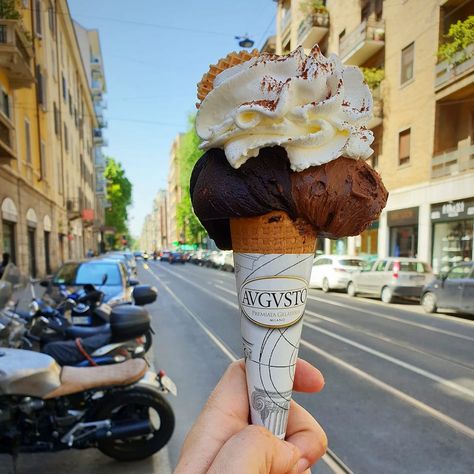 Best Gelato in Milan, Italy: 5 Amazing Local Ice Cream Parlors - Grace & Lightness Magazine Gelato Flavors, Pistachio Gelato, Pint Of Ice Cream, Gelato Shop, Milk Ice Cream, Rum Raisin, Italian Chef, Mini Pancakes, Milano Italy