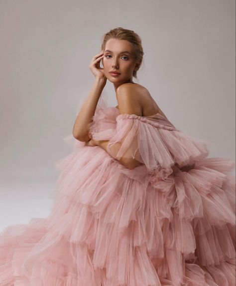 Tulle Dress Photoshoot, Tulle Photoshoot, Las Vegas Dress, Debut Photoshoot, Studio Photoshoot Ideas, Prom Photoshoot, Bridesmaid Saree, Big Dresses, Party Photoshoot