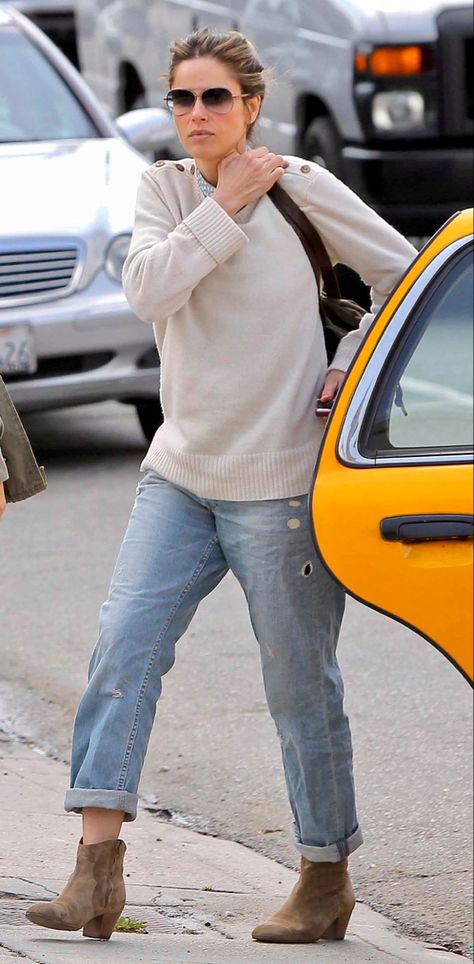 Amanda Peet Street Style Amanda Peet Style, Amanda Peet, Capri Pants, Street Style, Lifestyle, Celebrities, Pants, Trousers