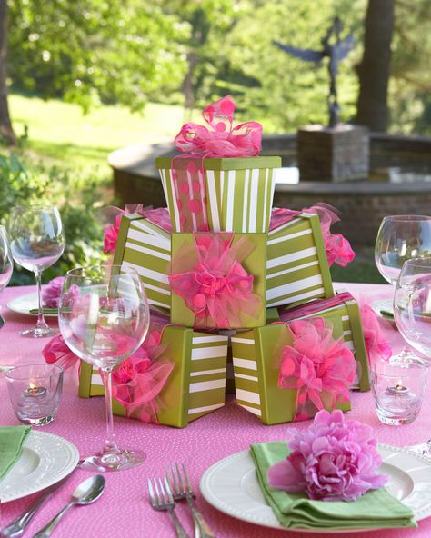 I just found this really cute, cost-effective decorating idea that actually serve two purposes: adorable centerpieces that double as beautifully take-home packaged party favors filled with your favorite gourmet treats for your guests. 80th Birthday Party Favors, Cheap Party Decorations, Spring Garden Party, Tafel Decor, Party Deco, 80th Birthday Party, Centerpiece Ideas, Party Centerpieces, 80th Birthday