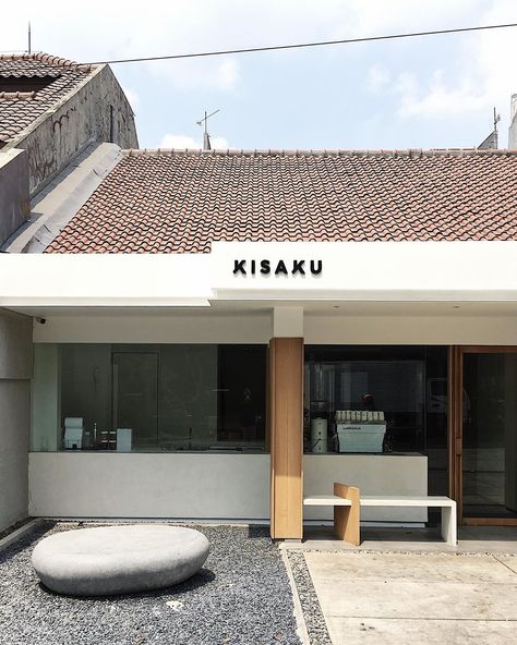 Minimalist Cafe Exterior Design, Japan Cafe Design, Coffee Shop Japanese Style, Japanese Cafe Aesthetic, Minimal Cafe Design, Japanese Cafe Design, Japanese Style Cafe, Japanese Cafe Interior, Coffee Shop Japan