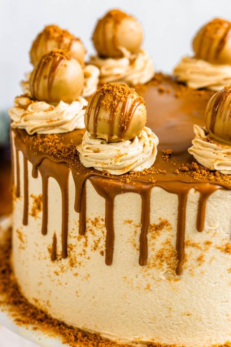 Biscoff Cake moist layers of biscoff cake, filled with biscoff ganache, frosted with biscoff buttercream #biscoff #cookiebutter #cake #layercake Biscoff Ganache, Cookie Butter Frosting, Cookie Butter Cake, Biscoff Truffles, Biscoff Buttercream, Biscoff Recipes, Biscoff Cake, Boxed Cake Mixes Recipes, Cake Slices