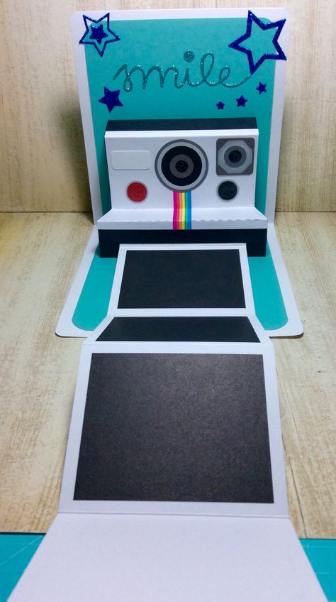 Polaroid Papercraft, Hand Made B'day Gift, Polaroid Birthday Card, Camera Card Diy, Pop Up Ideas, Diy Camera Craft With Photos, Polaroid Camera Card Diy, Paper Camera, Bff Birthday Gift