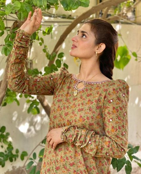 Latest lovely sleeves designing ideas Long Shirts For Women Pakistani, Design For Cotton Kurti, Neck Design For Kameez, Gala Designs For Kameez, Neck Design For Blouse, Girls Kurti, Stylish Kurtis Design, Designing Ideas