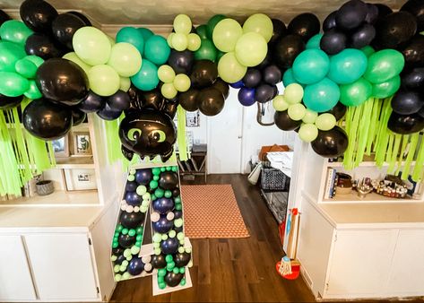 Dragon Balloon Garland, How To Train Your Dragon Decorations, How To Train Your Dragon Party, Dragon Balloon, Httyd Party, Boy Birthday Party Themes, Party Themes For Boys, Dragon Birthday, Dragon Party