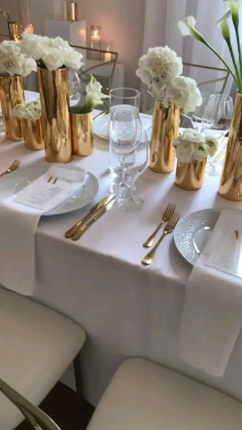 Menu For Table Setting, Bar Top Table Decor, Gold Table Decorations Party Ideas, Golden Table Setting, Winter Dinner Table Decor, Gold Dinner Table Decor, Elegant Dinner Table Setting, White And Gold Table Decor, Table Decorations Christmas