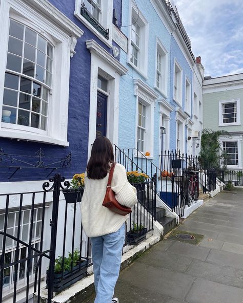 Nothing Hill Outfits, Notting Hill Pictures Ideas, Notting Hill London Aesthetic, London Aesthetic Notting Hill, Notting Hill Instagram Pictures, Notting Hill Photoshoot, Nothing Hill Aesthetic, Notting Hill Photo Ideas, London Inspo Photos