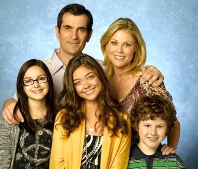 10 Families on tv you wish you were a part of. #buzzfeed Modern Family Season 1, Cast Modern Family, Haley Modern Family, Modern Family Haley, Phil Dunphy, Julie Bowen, Family Tv, Ariel Winter, Sarah Hyland