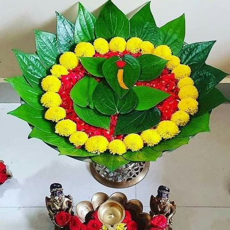 Chhathi Puja Decoration, Vethalai Plate Decoration, Flower Wall Decor Diy, Arti Thali Decoration, Simple Flower Rangoli, Home Flower Decor, Thali Decoration, Thali Decoration Ideas, Diy Floral Decor