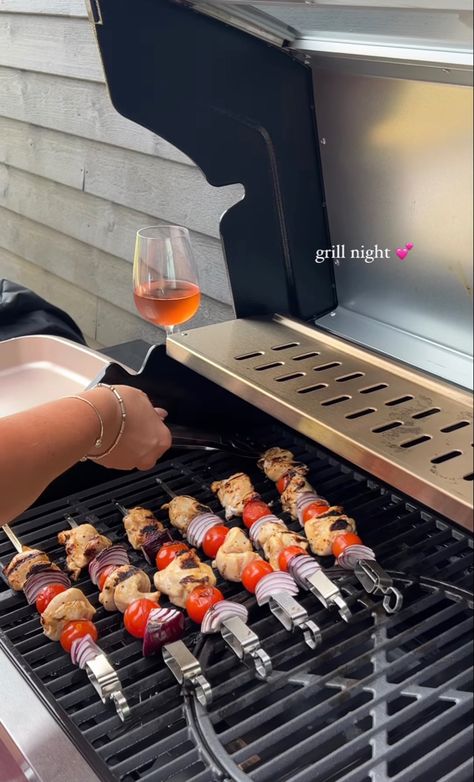 Grill Astethic, Garden Bbq Aesthetic, Bbq Aesthetic Night, Birthday Grill Party, Summer Grilling Aesthetic, Barbecue Aesthetic Night, Dinner Aesthetic Night Home, Bbq Party Outfits Summer, Grill Aesthetics