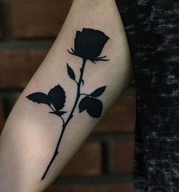 tatuajes de rosas en los brazos color negro Black Rose Tattoo, Black Rose Tattoos, Tattoo Trend, 100 Tattoo, Silhouette Tattoos, Disney Tattoo, Trendy Tattoo, Diy Tattoo, Trendy Tattoos