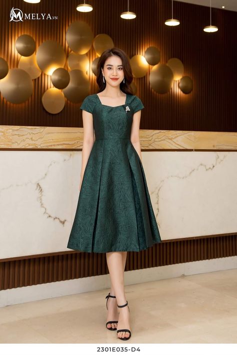 Green Frocks For Women, Satin Frock Design, Satin Frocks For Women, Satin Frock, Dress Natal, Indian Clothes Women, Simple Elegant Dresses, Model Dress Batik, Diy Denim Skirt