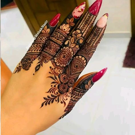 Fingers Henna, New Henna Designs, Hena Designs, Front Mehndi Design, Floral Henna Designs, Mehndi Designs Bridal Hands, Henna Art Designs, Simple Mehndi Designs Fingers, Full Mehndi Designs