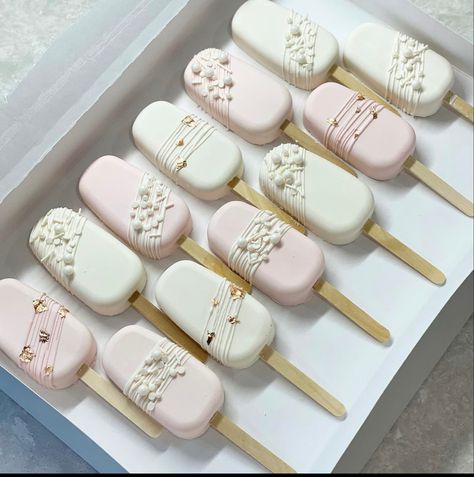 Fancy Cake Pops, Chocolate Covered Desserts, Eid Cake, Cake Pop Decorating, Baby Shower Sash, 20th Birthday Party, Candy Bar Wedding, Sweet Bar, Cute Baking