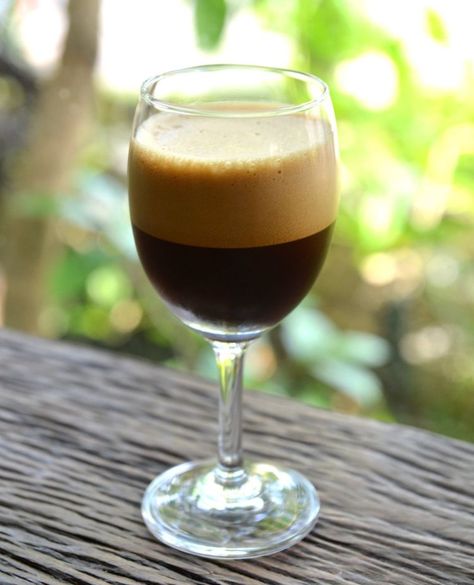 Italian-Style Iced Espresso: Caffe' Shakerato Italian Drinks, Italian Cocktails, Italy Coffee, Iced Coffee Drinks, Best Espresso Machine, Coffee Varieties, Popular Drinks, Italian Ice, Best Espresso