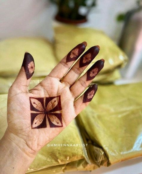 Bridal Mehndi Designs Latest, Latkan Designs, Tattoo Designs Henna, Henna Tattoo Design, Henna Tattoo Hand, Design Henna, Rose Mehndi Designs, Mehndi Designs For Kids, Modern Mehndi Designs