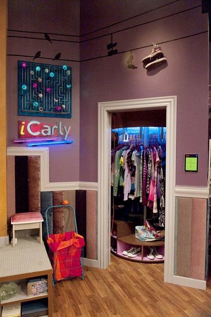 Rotating closet - iCarly Bedroom Icarly Bedroom, Rotating Closet, Carly Shay, Susanoo Naruto, Icarly, Barbie Dream, Awesome Bedrooms, Closet Bedroom, Teen Bedroom