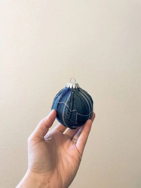 DIY Plaid Flannel Ornament // Add some classic coziness to your tree with this plaid flannel Christmas tree ornament! You can customize it using any fabric to cover your DIY ornament. I even used an old flannel shirt for my DIY Christmas ornaments! #diychristmasdecor #diyornament #farmhousechristmas Flannel Christmas Tree, Diy Plaid, Shiplap Diy, Old Flannel, Plaid Diy, Flannel Christmas, Paint House, Clear Glass Ornaments, Cozy Christmas Decor