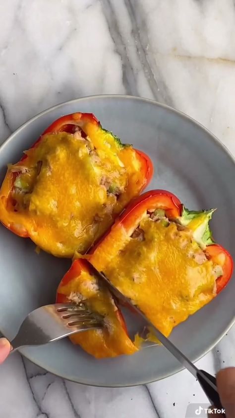 Bell Pepper Dinner, Sandwich Tuna, Tuna Melt, Amazing Food Videos, Healthy Weeknight Dinners, Lunch Idea, Tuna Recipes, Peppers Recipes, Idee Pasto Sano