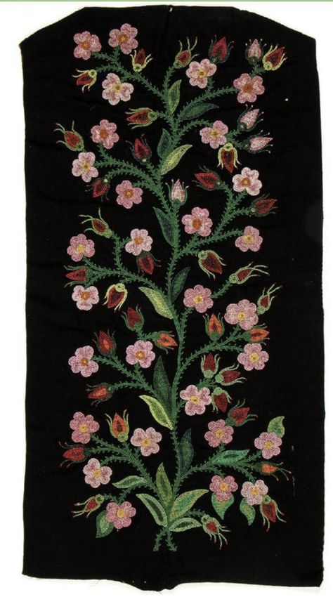 Metis Floral Beadwork, American Indian Decor, Indian Beadwork, Graphic Shirt Design, Native Artwork, Diamond Wallpaper, Beaded Flowers Patterns, Hand Embroidery Videos, Native Design