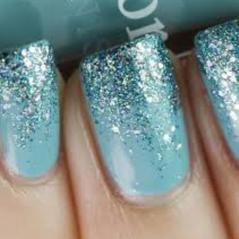 December or January nails Frozen Nail Art, Frozen Nails, Glitter Halloween, Manicure Gel, Her Nails, Glitter Nail Polish, Nail Designs Glitter, Glitter Nail, Frozen Elsa