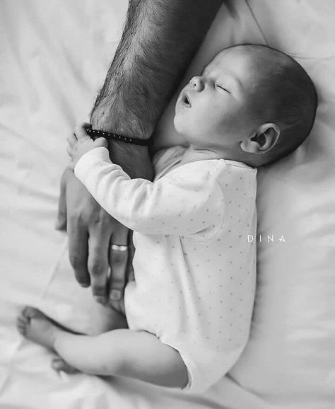 Baby Hospital Pictures, Hospital Photos Newborn, Baby Boy Newborn Pictures, Baby Pictures Newborn, Newborn Family Photos, Newborn Photography Poses, Baby Boy Pictures, Newborn Baby Photoshoot, Baby Poses