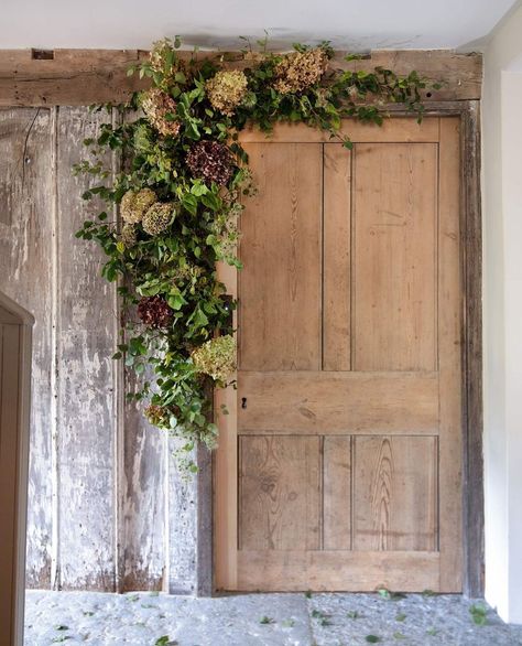 602 Likes, 4 Comments - Times Property (@timesproperty) on Instagram: “This glorious sustainable floral installation by @philippacraddock took just over half an hour to…” Philippa Craddock, Hydrangea Garland, Early Spring Flowers, Dried Hydrangeas, Flower School, Flower Care, Tutorial Video, Flower Farm, Winter Wreath