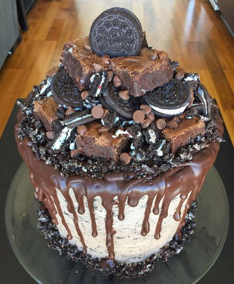 Insane Desserts, Birthday Cake Oreo, Brownie Birthday, Brownie Oreo, Oreo Torte, Cake Oreo, Oreo Desserts, Oreo Buttercream, Birthday Snacks