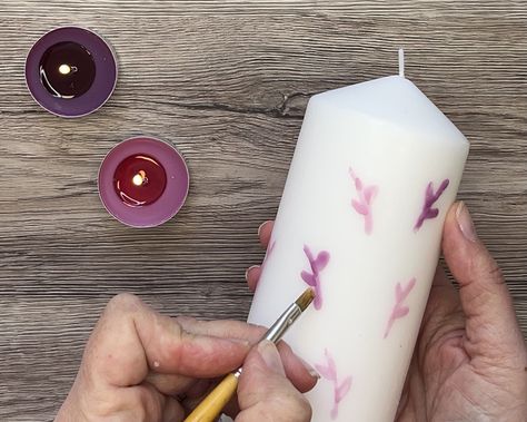 Candle painting: How to paint candles using wax - Gathered Wax Decorated Candles, Small Gift Diy Ideas, Candle Stick Painting Ideas, Wax Painted Candles Diy, How To Paint On Candles, Candel Painting Idea, Diy Birthday Candles, Wax Painting Candles, Painted Taper Candles Diy