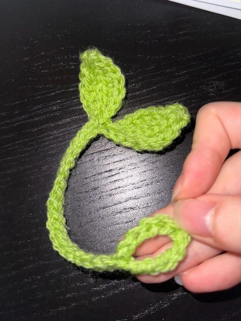 Crochet Plant Headphones, Crochet Leaf Headphone, Headphone Sprout Crochet, Diy Headphones Decoration, Crochet For Headphones, Crochet Sprout Headphones, How To Make Headphones, Headphone Crochet, Headphones Crochet