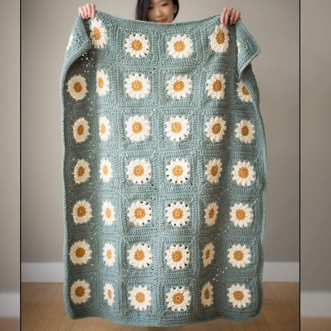 Granny Squares Daisy Blanket Crochet Pattern | blanket, gift, crocheting, pattern | Simple and fun to make, that's why granny squares are so loved! ❤️ 🧶 This Daisy blanket is the ideal project for beginners, allowing you to create a... | By Crochet Large Daisy Granny Square, Marguerite Crochet Blanket, Cozy Days Daisy Blanket, Cozy Daisy Blanket, Retro Daisy Granny Square Blanket, Granny Square Pattern Free, Baby Rugs, Crochet Daisy, Crochet Fall