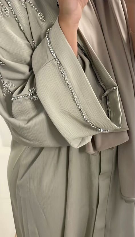 Umroh Outfit, Hijabi Fashion Abayas, Abaya Designs Latest, Modern Hijab Fashion, Muslim Fashion Hijab Outfits, Mode Abaya, Fashion Top Outfits, Modesty Fashion, Abaya Designs