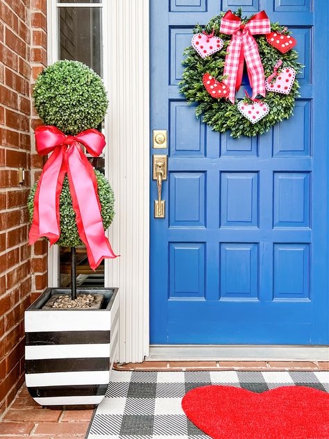 Valentine Front Porch Ideas Outdoor Decorations, Front Door Valentine Decor, Valentine’s Day Front Porch Decor, Valentines Front Porch Decor, Valentines Dorm Door Decorations, Valentines Front Door Decor, Valentine’s Day Front Door Decor, Christmas Bead Garland, Unique Wreaths