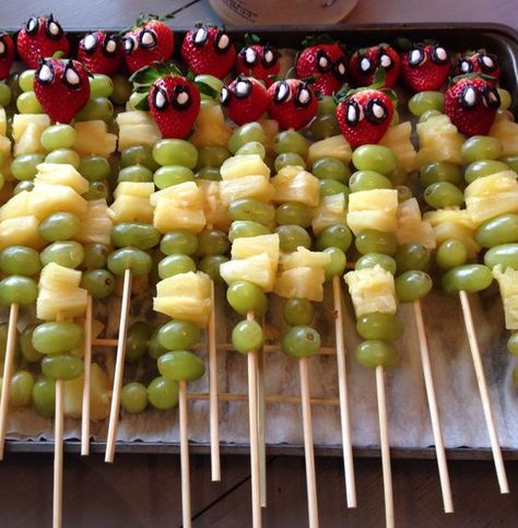 Spiderman fruit kabobs Spiderman Party Food, Spiderman Birthday Party Food, Birthday Superhero, Marvel Birthday Party, Marvel Party, Spiderman Birthday Party, Fruit Kabobs, Party Food Ideas, Mens Birthday Party