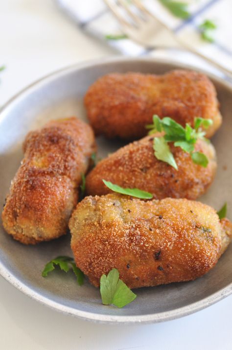 Creamy Mushroom Croquettes - Easy Recipe - Spain on a Fork Mushroom Croquettes, Salmon Croquettes Recipe, Ms Diet, Hank Marvin, Croquettes Recipe, Cooking Vegetables, Salmon Croquettes, Sunday Dinners, Spanish Dishes