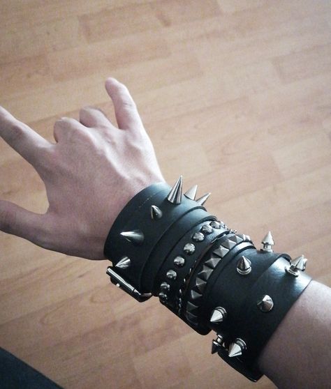 Metal Punk Aesthetic, Metalhead Bracelets, Metalhead Accessories, Metalhead Jewelry, Emo Bracelets, Diy Emo Clothes, Punk Bracelets, Metal Fits, Punk Fashion Diy