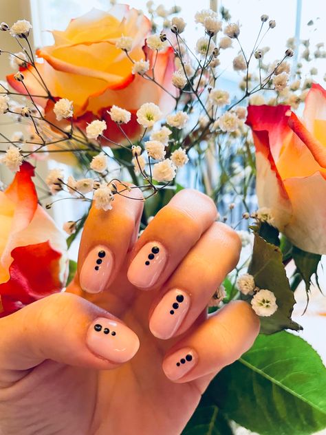 Dot Manicure Ideas, Short Nail Dot Designs, Nail Dotting Designs, Dot Design Nails, Dot Manicure, Gel Nail Manicure, Nail Spot, Dot Nail Art Designs, White French Nails