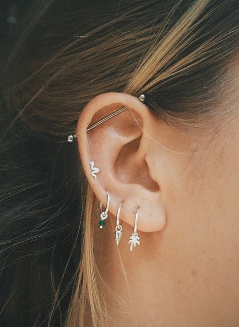 Industrial Piercing Ideas, Piercing Bouche, Ear Piercings Industrial, Vintage Tattoos, Ear Peircings, Ear Piercings Chart, Smiley Piercing, Pretty Ear Piercings, Piercing Cartilage