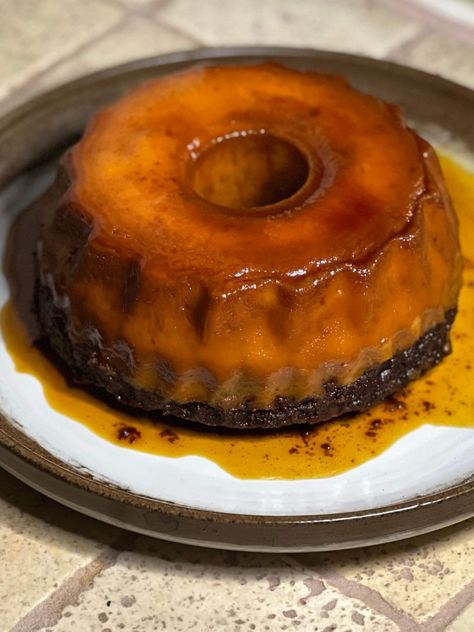 Mexican Chocoflan Impossible Cake Dessert Bullet Recipes, Impossible Cake, Vanilla Flan, Mexican Flan, Recipe Mexican, Crowd Pleasing Recipes, Rich Chocolate Cake, Caramelized Sugar, Mexican Dessert