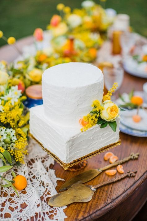 Tangerine and Turquoise Portugal Wedding Inspiration – Edgar Dias Photography | Circle & square classic white wedding cake Budget Wedding Cake, Tangerine Wedding, Edible Gum, Yellow Wedding Cake, Wedding Cake Fresh Flowers, Diy Wedding Cake, Floral Wedding Cakes, Portugal Wedding