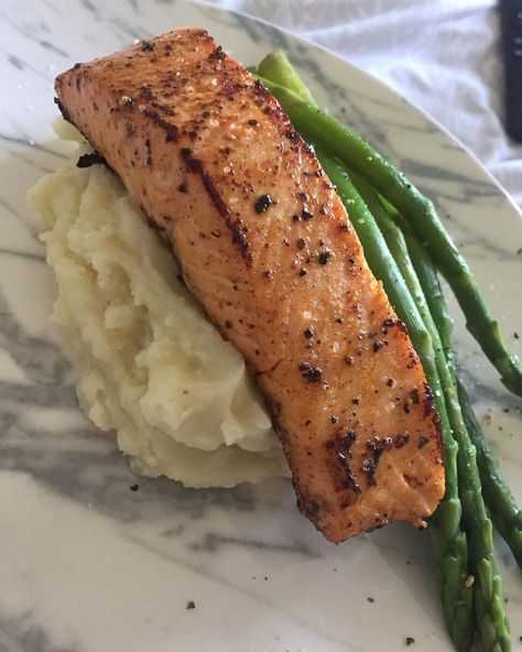 Salmon Mashed Potatoes Asparagus, Salmon And Mashed Potatoes, Salmon With Mashed Potatoes, Salmon Mashed Potatoes, Mashed Potatoes And Asparagus, Potatoes And Asparagus, Potatoes Asparagus, Breakfast Inspiration, Salmon And Asparagus