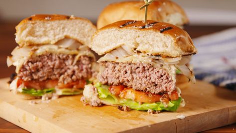 Chef Gordon Ramsay Perfect Burger Recipe Guy Fieri Burger Recipe, Gordon Ramsay Burger, Perfect Burger Recipe, Chef Ramsey, Gordon Ramsey Recipes, Perfect Burger, Gordon Ramsay Recipe, Food Network Chefs, Best Burger Recipe