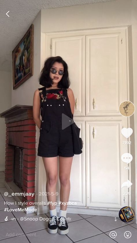 Black Short Overalls Outfit Summer, 90s Black Overalls Outfit, Black Overall Shorts Outfit Summer, Black Overalls Shorts Outfit, Short Overalls Outfit 90s, Black Short Overalls Outfit, Overalls Outfit 90s, Short Overalls Outfit, Black Overalls Outfit