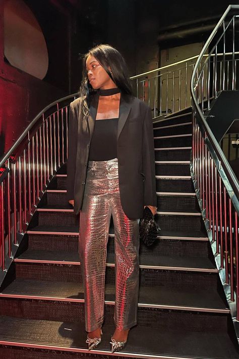 Silver Jeans Outfit, Metallic Pants Outfit, Summer 2023 Runway, Jeans And A Nice Top, Metallic Trousers, Shoe Trend, Silver Pants, Jeans Trend, Metallic Jeans