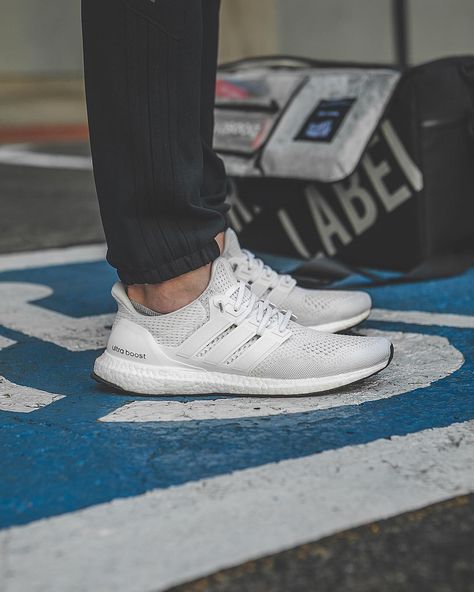 adidas Ultra Boost "Triple White" OG Ultra Boost Outfit, Trainer Outfits, Classy Outfits For Teens, White Outfit Ideas, Trainers Outfit, Boost Shoes, Adidas Pure Boost, Outfit Classy, Adidas Boost