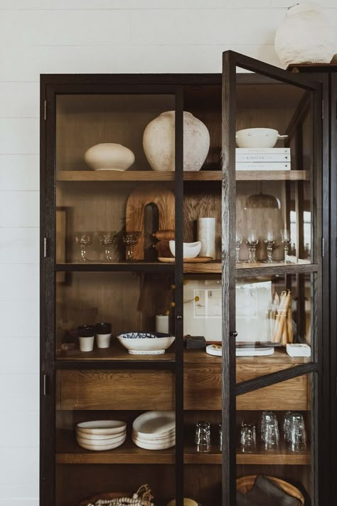 Dining Room Dresser, Dining Room Decorating Ideas, Dining Room Shelves, Dining Room Updates, Decoration Vitrine, Dining Room Cabinet, Dining Room Decorating, Dining Cabinet, Dining Room Hutch