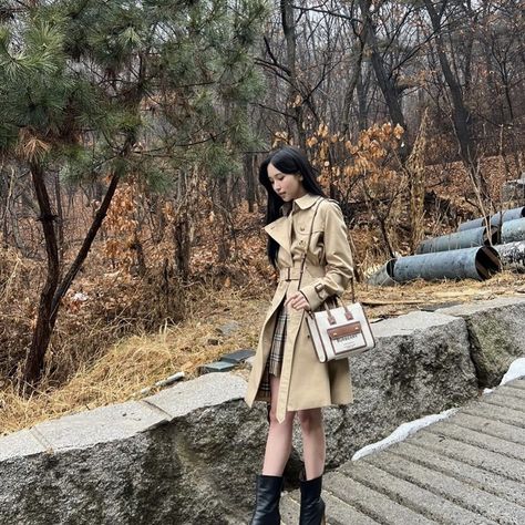 #twice #mina #aesthetic #kpop #autumn Burberry Trench, Sana Momo, Myoui Mina, Set Me Free, Latest Albums, Glam Rock, One In A Million, Instagram Update, South Korean Girls